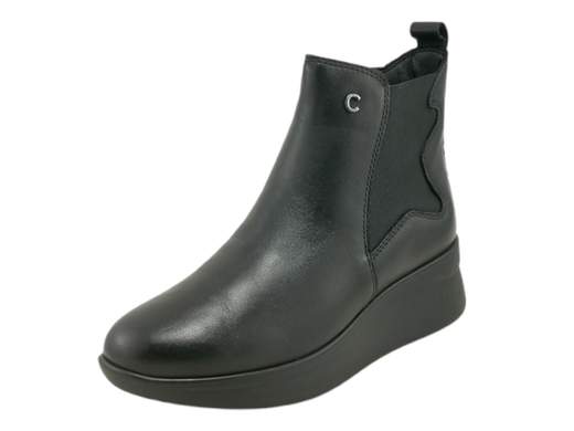 Stivaletti zeppa donna CINZIA Soft in pelle con zip ed elastico laterale. Comodi e versatili con zeppa da 5 cm. Scopri su Laporta Calzature! <br /><br />Gli stivaletti zeppa CINZIA Soft IV8622190 sono la scelta perfetta per chi cerca comfort e stile in un unico accessorio. <br />Realizzati interamente in pelle, presentano un pratico elastico laterale e una zip che rendono la calzata veloce e semplice. <br />Il sottopiede imbottito in pelle, estraibile, garantisce traspirabilità e comodità, mentre la zeppa di 5 cm aggiunge slancio al tuo look senza rinunciare alla stabilità. <br />Perfetti per affrontare il freddo con stile, sono ideali per ogni occasione, dal lavoro alle serate con gli amici. <br />Scoprili su Laporta Calzature e aggiungi un tocco di versatilità al tuo guardaroba!