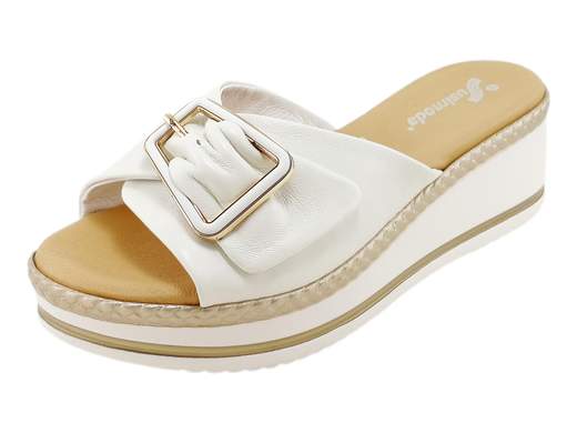 Ciabatte donna Susimoda 1424/12 con fascia regolabile, PIUMA GEL e zeppa da 5 cm. Comfort ed eleganza Made in Italy.<br /><br />Le ciabatte SUSIMODA 1424/12 sono l’incontro perfetto tra comodità e stile, pensate per chi non vuole rinunciare a un tocco elegante anche nei momenti di relax fuori casa. La fascia in morbida pelle è impreziosita da una fibbia dorata funzionale che permette di regolare la calzata in pianta con precisione.<br /><br />Il sottopiede PIUMA GEL in pelle imbottita offre un’ammortizzazione sorprendente ad ogni passo, mentre la zeppa in poliuretano da 5 cm assicura slancio e stabilità senza appesantire.<br /><br />Una scelta ideale per affrontare le giornate con leggerezza e stile, tra passeggiate, commissioni e tempo libero. Ovviamente Made in Italy.<br /><br />Vuoi unire comodità e raffinatezza in una sola calzatura? Questo modello ti aspetta.