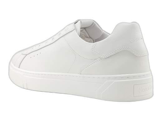 Sneakers uomo NeroGiardini in pelle bianca con sottopiede DryGo e fondo platform. Stile e comfort top. Scoprile ora!<br /><br />Sneakers uomo NeroGiardini E400240U, realizzate interamente in morbida pelle bianca per un look essenziale ma d'impatto. <br />Chiusura regolabile con lacci e fodera interna in pelle per una calzata piacevole tutto il giorno. <br />Il sottopiede in pelle, imbottito ed estraibile DryGo, assicura igiene e traspirabilità impeccabili. <br />Il fondo platform in gomma di 3,5 cm aggiunge slancio e comfort a ogni passo. <br />Un must-have maschile: grintose, versatili e raffinate per ogni outfit. Provale adesso!