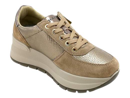 Scopri le Sneakers Donna IGI&CO 6675222 KOLA in pelle laminata bronzo e camoscio, comode e ammortizzate. Acquista ora su Laporta Calzature!<br /><br />Le Sneakers Donna IGI&CO 6675222 KOLA, disponibili su Laporta Calzature, sono perfette per chi ama uno stile deciso e chic con il massimo del comfort. <br />Realizzate in pelle laminata bronzo e camoscio fango, queste sneakers aggiungono un tocco glamour al look sportivo. <br />La fodera in morbido tessuto tecnico e il sottopiede imbottito estraibile garantiscono freschezza e comodità in ogni momento, perfette per le giornate più dinamiche! <br />La chiusura con lacci dona un look classico, mentre il fondo ginnico in poliuretano ammortizzato di 5,5 cm regala altezza senza sacrificare la leggerezza. <br />Ideali per aggiungere grinta al tuo guardaroba, acquista ora su Laporta Calzature e cammina con stile!