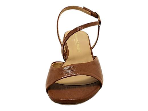 Esplora l'eleganza senza tempo con il sandalo da donna Gianmarco Sorelli 2120/Musa. Questo sandalo incanta con il suo design raffinato. Realizzato interamente in pelle, presenta un cinturino alla caviglia che aggiunge un tocco di stile. Il tacco a blocco di 3 cm, rivestito in pelle, offre comfort e grazia. La suola in vero cuoio dona una sensazione di autenticità e qualità. Con un equilibrio perfetto tra eleganza e artigianato italiano, il sandalo Gianmarco Sorelli 2120/Musa è ideale per qualsiasi occasione. Aggiungi un tocco di classe al tuo guardaroba con questo capolavoro di stile italiano.