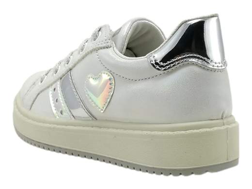Sneaker Primigi 3867922: stile e comfort per la tua bambina.<br />Tomaia iridescente con accessori a specchio, comoda e versatile. Perfetta per ogni occasione.
