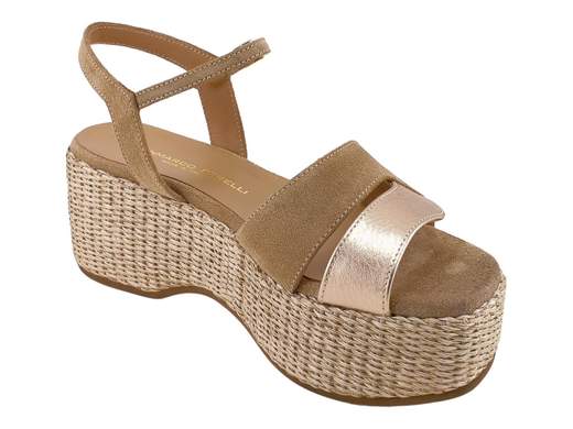Sandalo elegante da donna in camoscio daino Gianmarco Sorelli con inserto laminato gold rose e zeppa platform in raffia beige alta sei centimetri.