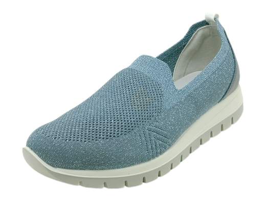 Scopri i Mocassini Donna IGI&CO 5660622 Ellen in tessuto color cielo puntinato argento, freschi e comodi, su Laporta Calzature. Acquista ora!<br /><br />I Mocassini Donna IGI&CO 5660622 Ellen, disponibili su Laporta Calzature, sono la scelta ideale per chi cerca comfort e freschezza durante le mezze stagioni e le giornate estive. <br />Realizzati in morbido tessuto color cielo puntinato argento, questi mocassini garantiscono traspirabilità e uno stile elegante. <br />La comoda zeppa sportiva di 3,5 cm offre stabilità e praticità, perfetta per affrontare la vita urbana con stile. <br />Il morbido sottopiede estraibile in pelle assicura comfort per tutto il giorno, rendendoli ideali per un utilizzo prolungato. <br />Made in Italy, questi mocassini rappresentano la qualità e la raffinatezza dell’artigianato italiano. <br />Non perdere l'occasione di aggiungere un tocco di eleganza al tuo look, acquista ora su Laporta Calzature!