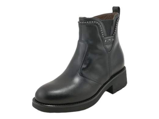 Scopri gli Stivaletti Donna NeroGiardini I411870D in pelle con borchie e tacco a blocco di 3,5 cm. Eleganza grintosa Made in Italy. Acquistali ora su Laporta Calzature! <br /><br />Gli Stivaletti Donna NeroGiardini I411870D, disponibili su Laporta Calzature, offrono una combinazione irresistibile di praticità, stile e qualità artigianale Made in Italy. <br />Realizzati interamente in pelle di pregio, sono impreziositi da un elegante filo di borchie metalliche con logo, per un tocco grintoso e sofisticato. <br />La chiusura con zip laterale li rende facili da indossare, perfetti per le giornate dinamiche. <br />Il sottopiede imbottito in pelle garantisce un comfort duraturo, mentre la robusta suola in gomma con leggero carrarmato e tacco a blocco di 3,5 cm offre stabilità e una nota di carattere. <br />Ideali per un outfit da ufficio o per una serata spensierata con amici. <br />Vuoi praticità e raffinatezza con grinta? Acquista ora su Laporta Calzature e cammina con stile!