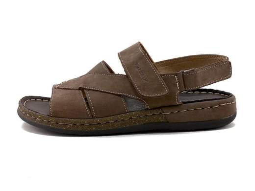 Scopri i Sandali Uomo Walksan 55230/88 in morbido nabuk caffè e pelle nera, con doppia regolazione a strappo, comodi e leggeri, su Laporta Calzature. Acquista ora!<br /><br />I Sandali Uomo Walksan 55230/88, disponibili su Laporta Calzature, offrono il massimo comfort grazie alla morbida tomaia in nabuk caffè e pelle nera. <br />Questi sandali sono dotati di una pratica regolazione a strappo sul collo del piede e di un cinturino posteriore con chiusura a strappo, che garantiscono una calzata perfetta e regolabile. <br />Il sottopiede, realizzato in pelle, è estremamente morbido per offrire un comfort prolungato, mentre il fondo in poliuretano leggero e flessibile assicura stabilità e leggerezza. <br />Ideali per affrontare le giornate più calde, sia in città che in vacanza, questi sandali sono Made in Italy, sinonimo di qualità artigianale. <br />Rinnova il tuo look estivo con questi sandali confortevoli, acquista ora su Laporta Calzature!