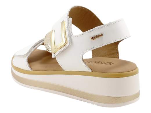 Sandali zeppa IGI&CO Patricia 7687622 con doppio strappo e zeppa da 4 cm. Leggeri, comodi, perfetti ogni giorno. Made in Italy.<br /><br />Chi ha detto che la comodità non può brillare? I sandali zeppa IGI&CO 7687622 Patricia mixano praticità e stile con un tocco dorato che non passa inosservato.<br /><br />Due fasce in pelle regolabili a strappo (ciao comfort personalizzato!) decorate da un accessorio raffinato con inserto dorato per un tocco glam, anche nei look più easy.<br /><br />Il sottopiede in pelle super imbottito è il tuo alleato contro la stanchezza, mentre la zeppa bicolore da 4 cm ti regala quel mini slancio che fa la differenza. E la suola in poliuretano antiscivolo? Leggerissima e sicura, ovunque tu vada.<br /><br />Perfetti per l’outfit giornaliero, la passeggiata in centro o la vacanza. Con loro, il comfort Made in Italy non ha rivali.
