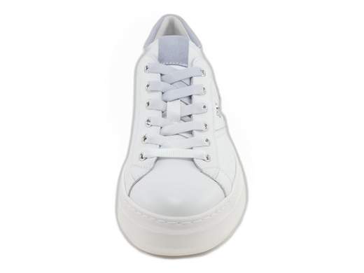 Sneakers NeroGiardini E513040D in pelle bianca con dettagli avio e argento, sottopiede DryGo estraibile e platform 4,5 cm. Comode e Made in Italy.<br /><br />Bianco brillante, tocchi d’argento e un pizzico di avio: le sneakers NeroGiardini E513040D non passano inosservate. <br />Realizzate interamente in morbida pelle, sono rifinite da inserti in camoscio color avio e argento brillante per uno stile ricercato ma sempre portabile. <br />I lacci sfumati? Una chicca tutta da sfoggiare. <br />La fodera in pelle e il sottopiede estraibile DryGo garantiscono freschezza e comfort anche nelle giornate più lunghe. <br />Il platform da 4,5 cm ti regala qualche centimetro in più... ma senza perdere il sorriso. <br />Scoprile ora su Laporta Calzature e metti sprint alle tue camminate quotidiane!