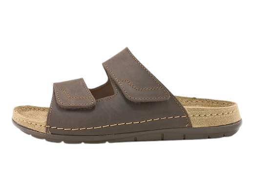 Ciabatte uomo Grunland in pelle con doppio strappo e sottopiede RE-SOFT. Comodità top per l’estate!<br /><br />Le Grunland CI 2629 59SIRU sono quelle ciabatte che, una volta provate, non le togli più neanche per andare a dormire (ok, quasi).<br /><br />Due fasce in pelle regolabili a strappo ti danno libertà totale di calzata: larghe, strette, e via. Dentro, tutto è foderato in pelle, per un tocco extra di qualità.<br /><br />Il segreto del comfort? Il sottopiede RE-SOFT in pelle scamosciata: imbottito, accogliente e praticamente una spa per i tuoi piedi. E con la suola in poliuretano leggera e flessibile, ogni passo è un piacere.<br /><br />Ideali per l’estate, per il tempo libero o anche per “sbragare” con stile. Must-have vero, parola di piede soddisfatto.