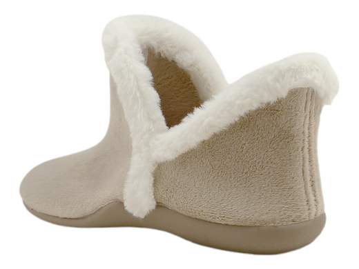 Pantofole donna CINZIA Soft END36 in velluto beige con bordo in pelliccia. Eleganti, calde e antiscivolo, ideali per ambienti freddi. Scoprile su Laporta Calzature! <br /><br />Lasciati avvolgere dal calore e dall'eleganza delle pantofole donna CINZIA Soft END36, perfette per chi cerca stile e comfort anche nei momenti di relax. <br />Realizzate in velluto beige, sono arricchite da un raffinato bordo in pelliccia, che le rende irresistibili e accoglienti. <br />Il design slip-on ti consente di indossarle con facilità, mentre l'interno in tessuto spesso e caldo è un toccasana per i piedi freddolosi. <br />Il fondo in gomma leggero, flessibile e antiscivolo, con un'altezza di 2 cm, le rende ideali sia per l'interno che per piccole uscite all'esterno. <br />Non lasciare i tuoi piedi al freddo: scegli CINZIA Soft END36 per uno stile chic e confortevole anche a casa. Disponibili su Laporta Calzature!