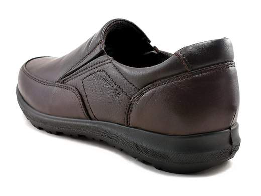 Eleva il tuo stile con il mocassino da uomo ENVAL Soft 6712011 Banner. <br />Realizzato in morbida pelle nappa castagno, offre una calzata comoda con plantare estraibile memory foam in pelle. <br />Il fondo in poliuretano leggero e flessibile garantisce un comfort straordinario. <br />Unisce l'eleganza del design italiano con la praticità quotidiana. <br />Sperimenta il massimo comfort con questo mocassino di alta qualità. Made in Italy, per chi cerca stile e benessere in ogni passo.