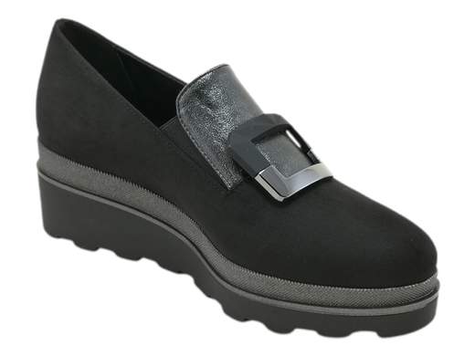 Scopri i Mocassini Donna CINZIA Soft MM855325 in scamosciato nero con accessorio stilizzato, comodi e ammortizzati, su Laporta Calzature. Acquista ora!<br /><br />I Mocassini Donna CINZIA Soft MM855325, disponibili su Laporta Calzature, sono l’alleato perfetto per un look raffinato, ma senza rinunciare alla comodità. <br />Realizzati in scamosciato nero con un inserto laminato brillante, sono impreziositi da un grazioso accessorio stilizzato che dona un tocco di eleganza. <br />Il plantare imbottito in pelle ti coccolerà tutto il giorno, mentre la zeppa di 5 cm in poliuretano leggero con effetto ammortizzante ti regalerà quel pizzico di altezza senza sacrificare il comfort. <br />Ideali per l’ufficio o una serata fuori, questi mocassini sono talmente versatili che ti accompagneranno in ogni momento della giornata. <br />Cosa aspetti? Metti un po' di glamour ai tuoi piedi e acquista ora su Laporta Calzature!