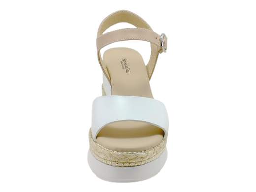 Scopri i Sandali Donna NeroGiardini E410561D in pelle bicolore con zeppa decorata, comodi e trendy, su Laporta Calzature. Acquista ora!<br /><br />I Sandali Donna NeroGiardini E410561D, disponibili su Laporta Calzature, sono il perfetto connubio di stile e comfort. <br />Realizzati in pelle bicolore con fodera in pelle, offrono una calzata piacevole e duratura. <br />Il cinturino alla caviglia assicura una stabilità ottimale, mentre il sottopiede imbottito in pelle aggiunge ulteriore comodità. <br />La zeppa di 8,5 cm, decorata con rafia e borchie, dona un tocco di originalità e garantisce altezza senza sacrificare il comfort. <br />Questi sandali sono un must-have nel guardaroba di ogni donna e incarnano l'eccellenza del Made in Italy. <br />Non perdere l'occasione di aggiungere un tocco di classe al tuo look, acquista ora su Laporta Calzature!