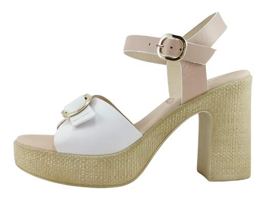 Sandalo donna NeroGiardini in pelle con tacco largo 9cm, plateau 3cm e accessorio dorato, disponibile nelle varianti miele/cuoio e bianco/cipria con sottopiede memory.
