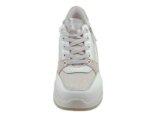 Sneakers donna IGI&CO Colette 7654111 in pelle e tessuto laminato. Comfort top con zeppa da 7 cm e chiusura zip. Scoprile su Laporta Calzature! <br /><br />Vuoi slanciare la silhouette senza rinunciare al comfort? <br />Le sneakers IGI&CO Colette 7654111 fanno al caso tuo! <br />Realizzate in pelle e tessuto laminato, combinano eleganza e traspirabilità. <br />La doppia chiusura con lacci e zip laterale assicura una calzata pratica e personalizzata, mentre il sottopiede imbottito in memory foam coccola ogni passo. <br />Il tocco in più? La zeppa ammortizzante da 7 cm che regala altezza e stabilità. <br />100% Made in Italy e disponibili su Laporta Calzature. <br />Non lasciartele sfuggire!