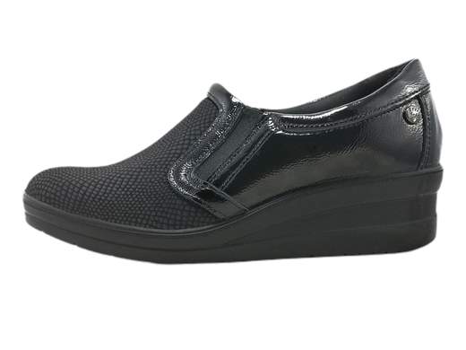 Sperimenta il massimo comfort con il mocassino da donna ENVAL Soft 4757500 Rose. La tomaia, realizzata con un'innovativa tecnologia elasticizzata senza cuciture e naplak lucido, offre un fit personalizzato. Il sottopiede estraibile in pelle memory foam assicura un comfort duraturo ad ogni passo. Con una zeppa di 4,5 cm, questa creazione Made in Italy unisce stile e benessere per una calzatura straordinaria.