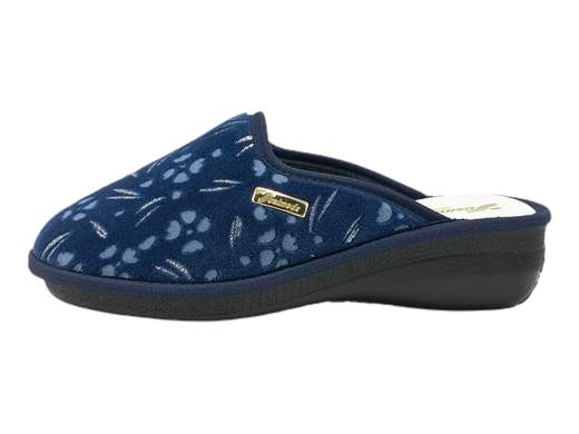 Esplora la pantofola da donna Susimoda 63240/61! Realizzate con amore in Italia, queste pantofole sono la perfetta combinazione di comfort e stile. Con una tomaia in morbido velluto blu e bordeaux con una stampa fantasia vivace, aggiungeranno un tocco di colore e allegria alle tue giornate in casa. Il sottopiede in pelle offre un comfort straordinario, mentre il fondo zeppa di 4 cm extra leggero ti permette di camminare con facilità. Calde, leggere e incredibilmente comode, queste pantofole sono un vero must-have per i momenti di relax. Rilassati con stile e coccola i tuoi piedi con le pantofole Susimoda!