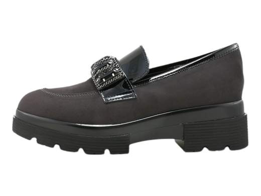 Esplora l'eleganza senza tempo con il mocassino da donna Cinzia Soft MM4836. Questo mocassino, confezionato con cura utilizzando camoscio e vernice, si distingue per il suo design accattivante arricchito da un raffinato accessorio di pietre in tinta. Grazie al sottopiede imbottito in pelle, garantisce comfort prolungato e una sensazione di lusso ad ogni passo. Con un fondo carrarmato alto 5 cm, unisce stile e praticità, offrendo un tocco di altezza senza compromettere il comfort. Scegli il Cinzia Soft MM4836 per un look sofisticato e un comfort duraturo.