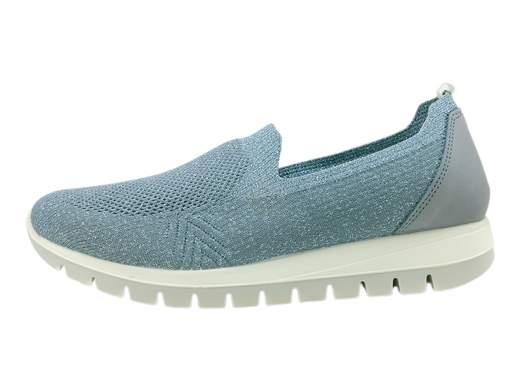Scopri i Mocassini Donna IGI&CO 5660622 Ellen in tessuto color cielo puntinato argento, freschi e comodi, su Laporta Calzature. Acquista ora!<br /><br />I Mocassini Donna IGI&CO 5660622 Ellen, disponibili su Laporta Calzature, sono la scelta ideale per chi cerca comfort e freschezza durante le mezze stagioni e le giornate estive. <br />Realizzati in morbido tessuto color cielo puntinato argento, questi mocassini garantiscono traspirabilità e uno stile elegante. <br />La comoda zeppa sportiva di 3,5 cm offre stabilità e praticità, perfetta per affrontare la vita urbana con stile. <br />Il morbido sottopiede estraibile in pelle assicura comfort per tutto il giorno, rendendoli ideali per un utilizzo prolungato. <br />Made in Italy, questi mocassini rappresentano la qualità e la raffinatezza dell’artigianato italiano. <br />Non perdere l'occasione di aggiungere un tocco di eleganza al tuo look, acquista ora su Laporta Calzature!