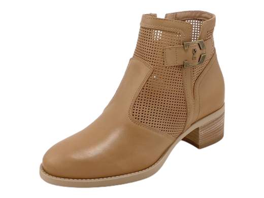 Stivaletto NeroGiardini E409710D: eleganza e comfort in ogni passo!<br />Pelle traforata, accessorio logato, zip laterale, plantare estraibile DryGo e tacco di 4 cm.