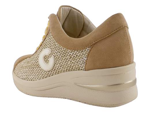 Scarpa stringata da donna Cinzia Soft con tomaia fresca in raffia sand, zeppa di 5 cm e soletta in pelle estraibile per il massimo comfort estivo.