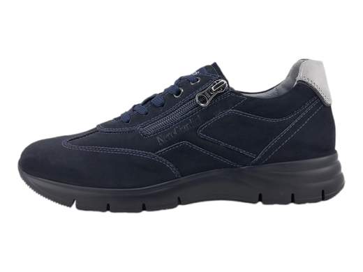 Sneakers uomo NeroGiardini in pelle nabuk con zip laterale e lacci. Comode, traspiranti e leggere. Scopri su Laporta Calzature! Made in Italy. <br /><br />Le sneakers NeroGiardini I202501U sono il mix perfetto di eleganza e comfort quotidiano. <br />Realizzate in pelle nabuk di alta qualità, con fodera in pelle e sottopiede imbottito estraibile DryGo, garantiscono traspirabilità e igiene ottimali. <br />La doppia chiusura con lacci e zip laterale aggiunge praticità, mentre la suola in gomma leggera assicura comodità anche nelle giornate più lunghe. <br />Con un design minimale e raffinato, queste sneakers si adattano a ogni occasione, dal lavoro al tempo libero, per un look rilassato e sempre impeccabile. <br />Scoprile ora su Laporta Calzature e porta il Made in Italy ai tuoi piedi!