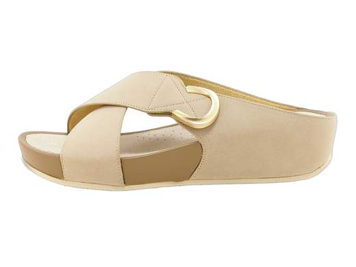 Ciabatta donna Grunland CI 1580 C9DIRA con zeppa 4 cm, fascia regolabile a strappo e sottopiede in pelle imbottito. Comfort e leggerezza.<br /><br />La ciabatta donna Grunland CI 1580 C9DIRA è la compagna perfetta per affrontare le giornate estive con leggerezza e stile. La tomaia ad incrocio in ecopelle, arricchita da un elegante accessorio dorato, aggiunge quel tocco chic che rende speciale anche il look più semplice.<br /><br />Una delle fasce è regolabile a strappo, così puoi adattare la calzata alle tue esigenze in pochi secondi. Il sottopiede in pelle imbottito ti coccola a ogni passo, mentre la zeppa di 4 cm con suola antiscivolo regala stabilità senza rinunciare alla praticità.<br /><br />Perfette per il tempo libero, le passeggiate o le vacanze, queste ciabatte Grunland sono pensate per offrirti comfort intelligente e versatilità in ogni occasione.<br /><br />Non lasciartele scappare: scopri subito il piacere di camminare comoda e con stile!