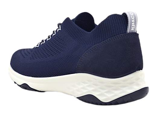 Eleva il tuo stile e il tuo comfort con la sneaker da uomo IGI&CO 3617500. Realizzata in tessuto e camoscio per una massima traspirabilità, questa sneaker offre una calzata perfetta con la chiusura a lacci. Il sottopiede in pelle imbottito con memory foam assicura un comfort straordinario. Con un fondo ginnico alto 4 cm, questa sneaker Made in Italy combina moda e comfort per un look straordinario.