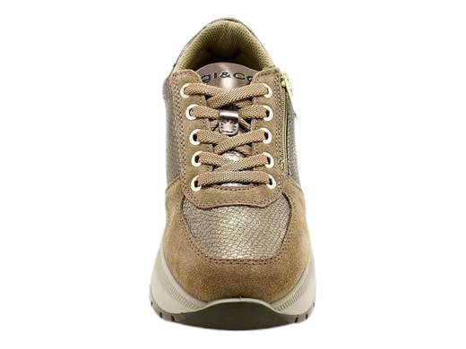 Scopri le Sneakers Donna IGI&CO 6675222 KOLA in pelle laminata bronzo e camoscio, comode e ammortizzate. Acquista ora su Laporta Calzature!<br /><br />Le Sneakers Donna IGI&CO 6675222 KOLA, disponibili su Laporta Calzature, sono perfette per chi ama uno stile deciso e chic con il massimo del comfort. <br />Realizzate in pelle laminata bronzo e camoscio fango, queste sneakers aggiungono un tocco glamour al look sportivo. <br />La fodera in morbido tessuto tecnico e il sottopiede imbottito estraibile garantiscono freschezza e comodità in ogni momento, perfette per le giornate più dinamiche! <br />La chiusura con lacci dona un look classico, mentre il fondo ginnico in poliuretano ammortizzato di 5,5 cm regala altezza senza sacrificare la leggerezza. <br />Ideali per aggiungere grinta al tuo guardaroba, acquista ora su Laporta Calzature e cammina con stile!