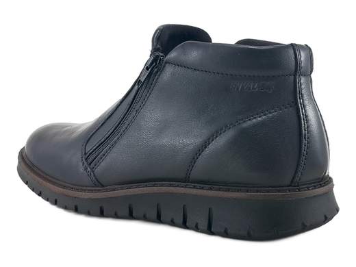 Stivaletti in pelle nera con doppia zip, soletta memory foam e fondo leggero: comfort ideale per l’inverno, lavoro e uso quotidiano.<br /><br />Questi stivaletti in morbida pelle nera sono progettati per offrire comfort, praticità e stile durante tutta la stagione invernale.<br />La linea pulita ed elegante, unita all’altezza midi, li rende estremamente versatili: perfetti per outfit casual raffinati, look urbani e contesti professionali.<br /><br />La doppia zip laterale è una caratteristica chiave: consente una calzata rapida e pratica, mantenendo al tempo stesso una tenuta stabile e sicura del piede.<br />All’interno, la soletta estraibile in pelle memory foam assicura ammortizzazione, morbidezza e supporto costante, anche dopo molte ore di utilizzo.<br /><br />Il fondo in poliuretano leggero e flessibile accompagna la camminata in modo naturale, riducendo l’affaticamento e rendendo questi stivaletti ideali per lunghe giornate in città, in ufficio o nel tempo libero.<br /><br />Una calzatura affidabile e ben costruita, pensata per chi cerca comodità prolungata senza rinunciare a un’estetica sobria e curata.<br /><br />Sceglili ora e affronta l’inverno con uno stivaletto comodo, pratico e adatto a ogni giornata.