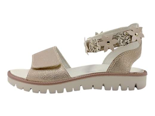 Sandalo Primigi 3860811: brilla ad ogni passo!<br />Tomaia regolabile, cinturino con fiore e glitter, plantare imbottito. Flessibile e leggero per principesse in movimento.