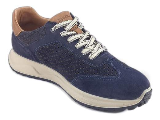Sneakers uomo IGI&CO in pelle scamosciata blu, traforate e super traspiranti con fondo ammortizzato da 3,5 cm. Stile casual e comfort Made in Italy.<br /><br />Sneakers uomo IGI&CO 7634733 Saronno: quando il tuo piede vuole respirare meglio di te in una riunione lunga tre ore. <br />Realizzate in pelle scamosciata blu con inserto cuoio per quel tocco “so cool”, vantano una tomaia traforata e una fodera in tessuto tecnico che tiene a bada anche il sudore più audace. <br />Il sottopiede in pelle è estraibile, imbottito e traspirante: igiene e comfort in prima classe. <br />Il fondo in poliuretano da 3,5 cm è così leggero e ammortizzato che potresti dimenticarti di avere le scarpe. <br />Perfette per l’ufficio, per l'aperitivo, o anche solo per fare il figo al bar. Ovviamente, Made in Italy.<br />Scopri il perfetto mix di comfort e stile: clicca e infilale subito ai piedi!