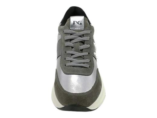 Scopri le Sneakers Donna NeroGiardini I411521D in camoscio e pelle laminata con borchie, comode e chic. Acquista ora su Laporta Calzature!<br /><br />Le Sneakers Donna NeroGiardini I411521D, disponibili su Laporta Calzature, portano il tuo look quotidiano a un nuovo livello di eleganza sportiva. <br />Realizzate in camoscio e pelle laminata, sono arricchite da borchie in acciaio sul lato esterno, per un tocco grintoso che non passa inosservato. <br />La fodera in pelle morbida e il sottopiede estraibile DryGo assorbono l’umidità, mantenendo i tuoi piedi freschi anche nelle giornate più dinamiche. <br />Con un fondo ginnico in gomma alto 5 cm, queste sneakers aggiungono un po' di slancio senza sacrificare la comodità. Perfette per passare da un look casual a uno più raffinato, con il massimo comfort. <br />Non lasciartele sfuggire: metti ai piedi stile e comodità, acquista ora su Laporta Calzature!