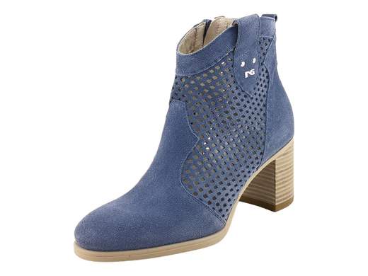 Elegante tronchetto estivo NeroGiardini in pelle scamosciata traforata colori avio e creta, tacco stabile 6,5 cm e zip interna, ideale per look urban chic.