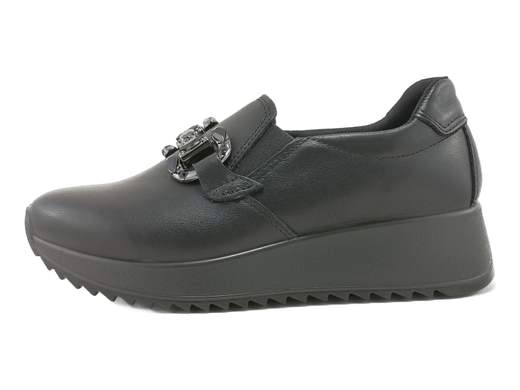 Mocassini Enval Soft in pelle nappa nera con platform e accessorio in pietre: comfort ed eleganza Made in Italy per ogni occasione.<br /><br />Comfort ed eleganza si incontrano nei mocassini platform Enval Soft 8779111 Esther. Realizzati in morbida pelle nappa color nero, catturano lo sguardo con l’elegante accessorio in pietre tono su tono, perfetto per aggiungere un tocco di classe anche ai look più semplici.<br /><br />Il sottopiede in pelle imbottito con memory foam regala una sensazione di benessere che dura tutto il giorno, mentre la zeppa platform di 4 cm in poliuretano leggero e antiscivolo assicura stabilità e leggerezza ad ogni passo.<br /><br />Ideali per chi ama uno stile pratico ma curato, questi mocassini Made in Italy sono la scelta giusta per affrontare la giornata con fascino e comodità.<br /><br />Cammina con stile e leggerezza: provali subito e non vorrai più toglierli!