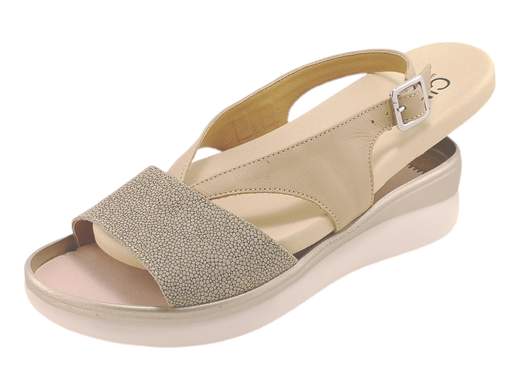 Sandali donna CINZIA Soft con zeppa 4,5 cm e plantare estraibile. Comfort, stile e possibilità di plantare personalizzato. Scoprili subito!<br /><br />Sandali zeppa donna estraibili CINZIA Soft IO20624.<br />Un classico rivisitato che unisce comodità e praticità: questi sandali sono pensati per chi desidera una calzata impeccabile e allo stesso tempo un tocco di stile.<br /><br />La tomaia in morbida pelle e nabuk con elegante motivo a micro bolle avvolge il piede con delicatezza, assicurando stabilità e una vestibilità perfetta anche per chi ha esigenze particolari.<br /><br />Il vero punto di forza? Il plantare estraibile in pelle, imbottito per garantire comfort durante tutta la giornata e sostituibile con uno personalizzato su prescrizione medica. Una caratteristica che rende questi sandali ancora più versatili e attenti al benessere del piede.<br /><br />Il fondo zeppa bicolore di 4,5 cm regala stabilità e leggerezza, rendendoli ideali per ogni occasione, dalla passeggiata quotidiana alle uscite più eleganti. Non aspettare oltre: scegli oggi stesso la comodità su misura!