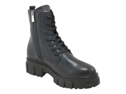 Scopri gli Anfibi Donna IGI&CO 6664300 Soraya in pelle nera con doppia chiusura, suola carrarmato e tacco 5 cm. Grintosi e versatili, acquistali ora! <br /><br />Gli Anfibi Donna IGI&CO 6664300 Soraya, disponibili su Laporta Calzature, sono la combinazione perfetta di praticità, grinta e stile Made in Italy. <br />Realizzati interamente in pelle nera di alta qualità, questi anfibi si distinguono per la doppia chiusura con lacci e zip laterale, che garantisce una calzata rapida e confortevole. <br />Il sottopiede imbottito in pelle, estraibile, offre comfort personalizzato, mentre il robusto ma leggero fondo carrarmato in gomma con tacco di 5 cm assicura stabilità e quel tocco di altezza in più. <br />Ideali per affrontare il freddo con stile, sono perfetti sia per il lavoro che per una serata divertente con gli amici. <br />Non rinunciare al carattere: acquista ora su Laporta Calzature e cammina con grinta in ogni occasione!