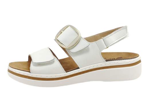 Scopri i Sandali Donna Susimoda 22840/16 in pelle bianca con doppia regolazione a strappo, comodi e versatili, su Laporta Calzature. Acquista ora!<br /><br />I Sandali Donna Susimoda 22840/16, disponibili su Laporta Calzature, uniscono eleganza e praticità, ideali per ogni occasione, in città o in vacanza. <br />La tomaia in raffinata pelle bianca e fodera in pelle offre una calzata perfetta grazie a due strappi regolabili in pianta e sul collo del piede, con un cinturino posteriore anch'esso regolabile a strappo. Una finta fibbia ornamentale aggiunge un tocco di stile. <br />Il fondo zeppa di 3,5 cm in gomma leggera e flessibile garantisce un comfort prolungato, mentre il morbido plantare estraibile in pelle scamosciata è predisposto per la sostituzione con un plantare personale. <br />Questi sandali, Made in Italy, sono pratici e comodi per essere indossati tutto il giorno. <br />Rinnova il tuo look estivo con comfort e stile, acquista ora su Laporta Calzature!