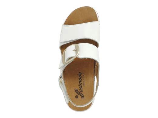 Scopri i Sandali Donna Susimoda 22840/16 in pelle bianca con doppia regolazione a strappo, comodi e versatili, su Laporta Calzature. Acquista ora!<br /><br />I Sandali Donna Susimoda 22840/16, disponibili su Laporta Calzature, uniscono eleganza e praticità, ideali per ogni occasione, in città o in vacanza. <br />La tomaia in raffinata pelle bianca e fodera in pelle offre una calzata perfetta grazie a due strappi regolabili in pianta e sul collo del piede, con un cinturino posteriore anch'esso regolabile a strappo. Una finta fibbia ornamentale aggiunge un tocco di stile. <br />Il fondo zeppa di 3,5 cm in gomma leggera e flessibile garantisce un comfort prolungato, mentre il morbido plantare estraibile in pelle scamosciata è predisposto per la sostituzione con un plantare personale. <br />Questi sandali, Made in Italy, sono pratici e comodi per essere indossati tutto il giorno. <br />Rinnova il tuo look estivo con comfort e stile, acquista ora su Laporta Calzature!