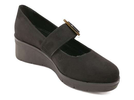 Décolleté Mary Jane con zeppa Cinzia Soft: eleganza e comfort Made in Italy per look raffinati da mattina a sera.<br /><br />Quando la classe incontra la praticità, nascono loro: le décolleté Mary Jane con zeppa Cinzia Soft TS126041. Il camoscio sintetico nero è raffinato quanto basta, mentre il maxi cinturino con fibbia marrone aggiunge quel tocco deciso che non passa inosservato.<br /><br />Il sottopiede in pelle super imbottito ti coccola a ogni passo, e la zeppa da 5 cm in gomma antiscivolo è l’alleata perfetta per affrontare la giornata con stile (e senza soffrire).<br /><br />Raffinate ma comode, si adattano a ogni occasione: perfette in ufficio, irresistibili di sera. Ovviamente Made in Italy.