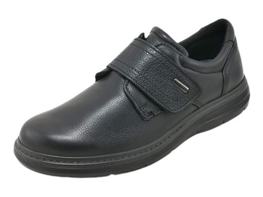 Eleva il tuo stile con il mocassino da uomo ENVAL Soft 4704700 Belfast. Realizzato in pregiata e morbida pelle nappa nera, questo mocassino offre una calzata ampia e una regolazione comoda a strappo. Il plantare estraibile Memory Foam in pelle assicura un comfort personalizzato per tutta la giornata. La suola in gomma leggera, antiscivolo e resistente, garantisce una passeggiata sicura e senza sforzo. Scegli l'eccellenza Made in Italy per un tocco di classe in ogni passo.