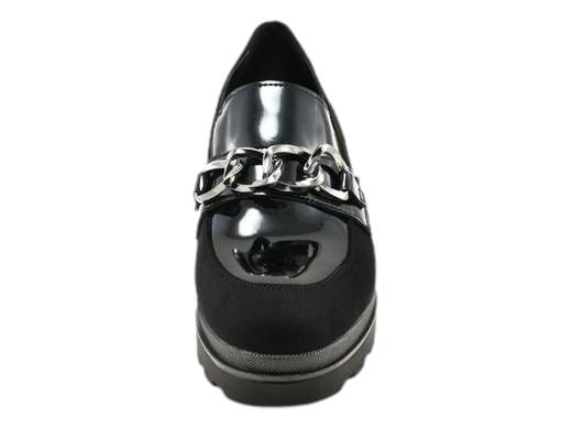 Esplora l'eleganza e il comfort con il mocassino zeppa da donna Cinzia Soft MM854825. Questo mocassino, realizzato con cura utilizzando camoscio e vernice, offre un design sofisticato e accattivante. Imbottito con un sottopiede in pelle, assicura un comfort ottimale per tutta la giornata. Con un fondo zeppa alto 5,5 cm, questo mocassino combina stile e praticità, aggiungendo un tocco di altezza senza compromettere il comfort. Scegli il Cinzia Soft MM854825 per un look raffinato e un comfort duraturo.