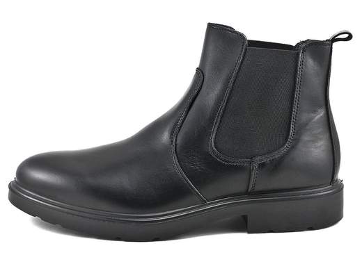 Stivaletto Chelsea uomo in pelle nera elegante e confortevole, con elastici laterali e suola in gomma. Ideale per ufficio e cerimonia.<br /><br />Questo stivaletto Chelsea da uomo in pelle nera rappresenta la sintesi perfetta tra eleganza classica e comfort moderno. La tomaia è realizzata in pelle liscia di alta qualità, con i tradizionali elastici laterali alla caviglia che facilitano la calzata e valorizzano la linea pulita del modello.<br /><br />La fodera interna combina pelle nel gambale e tessuto tecnico traspirante nella pianta, studiato per favorire la dispersione del calore e mantenere il piede asciutto anche dopo molte ore di utilizzo. La soletta estraibile, imbottita e traspirante assicura una sensazione di morbidezza continua e un appoggio confortevole.<br /><br />Nonostante l’estetica formale, la calzata risulta sorprendentemente comoda, rendendo questo Chelsea adatto sia a un utilizzo quotidiano sia alle occasioni più eleganti. La suola in gomma con tacco da 3 cm garantisce stabilità e sicurezza, offrendo un ottimo compromesso tra raffinatezza e praticità nelle stagioni fredde e piovose.<br /><br />Uno stivaletto elegante e versatile, perfetto per cerimonie, ufficio e contesti professionali dove lo stile classico è un requisito essenziale, senza rinunciare al comfort. Qualità e cura artigianale Made in Italy.