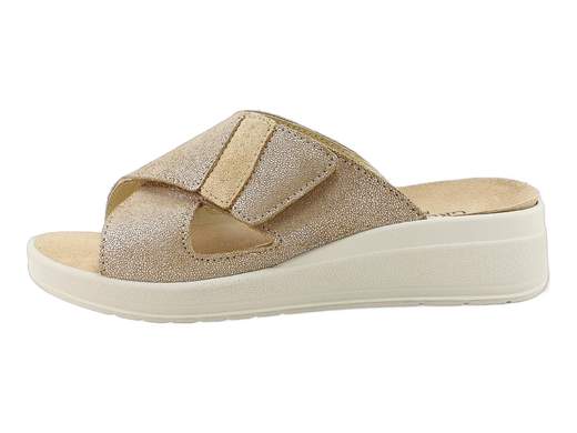 Ciabatte donna zeppa Grunland CE0460 DIDA in camoscio laminato con plantare estraibile RE-SOFT. Comode, leggere e regolabili per ogni occasione.<br /><br />Ciabatte da donna Grunland CE0460 DIDA: un mix di comfort e brillantezza che conquista subito. La tomaia a fasce incrociate in camoscio laminato, arricchita da dettagli in camoscio con borchiette, dona un tocco glam senza rinunciare alla praticità.<br /><br />Grazie alla chiusura completamente apribile a strappo, la calzata è sempre regolata su misura, per adattarsi ad ogni esigenza. Il plantare imbottito RE-SOFT in pelle, estraibile e sostituibile, garantisce il massimo del comfort anche a chi utilizza un plantare personale.<br /><br />La zeppa in poliuretano da 4 cm è leggera, stabile e ammortizzante, perfetta per accompagnarti nelle tue giornate con passo sicuro e rilassato.<br /><br />Scegli le Grunland CE0460: la ciabatta che unisce comodità, leggerezza e quel pizzico di stile che non guasta mai.