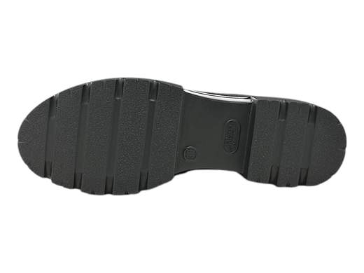 Esplora l'eleganza senza tempo con il mocassino da donna Cinzia Soft MM4836. Questo mocassino, confezionato con cura utilizzando camoscio e vernice, si distingue per il suo design accattivante arricchito da un raffinato accessorio di pietre in tinta. Grazie al sottopiede imbottito in pelle, garantisce comfort prolungato e una sensazione di lusso ad ogni passo. Con un fondo carrarmato alto 5 cm, unisce stile e praticità, offrendo un tocco di altezza senza compromettere il comfort. Scegli il Cinzia Soft MM4836 per un look sofisticato e un comfort duraturo.