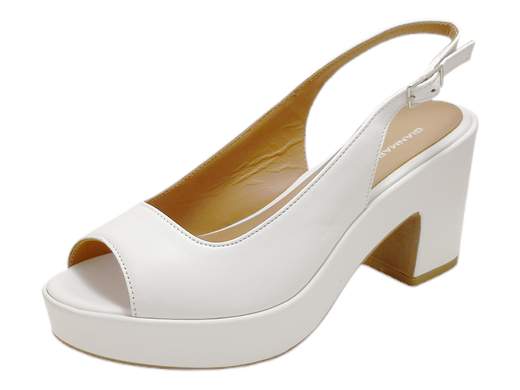 Sandali con tacco Gianmarco Sorelli 2099/G60 in pelle nappa. Eleganza e comfort con plateau, perfetti per ogni occasione. Made in Italy.<br /><br />Chi ha detto che tacco alto fa rima con sacrificio non ha mai provato i sandali con tacco Gianmarco Sorelli 2099/G60.<br /><br />Design slingback con fascia avvolgente in morbida pelle nappa, cinturino con fibbia regolabile e una vestibilità che abbraccia il piede senza stringere. L’interno è completamente in pelle, così come il sottopiede imbottito, per non rinunciare al comfort nemmeno dopo ore.<br /><br />Il tacco a blocco da 8 cm e il plateau da 3 cm, entrambi fasciati in pelle, ti regalano centimetri in più e zero dolori. La suola in gomma antiscivolo chiude il cerchio con discrezione e funzionalità.<br /><br />Perfetti per outfit eleganti e momenti speciali dove serve stile, grazia e… stabilità. Il tutto condito da lavorazione artigianale Made in Italy.