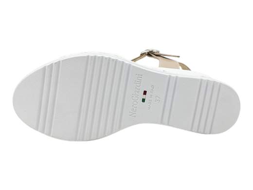 Scopri i Sandali Donna NeroGiardini E410561D in pelle bicolore con zeppa decorata, comodi e trendy, su Laporta Calzature. Acquista ora!<br /><br />I Sandali Donna NeroGiardini E410561D, disponibili su Laporta Calzature, sono il perfetto connubio di stile e comfort. <br />Realizzati in pelle bicolore con fodera in pelle, offrono una calzata piacevole e duratura. <br />Il cinturino alla caviglia assicura una stabilità ottimale, mentre il sottopiede imbottito in pelle aggiunge ulteriore comodità. <br />La zeppa di 8,5 cm, decorata con rafia e borchie, dona un tocco di originalità e garantisce altezza senza sacrificare il comfort. <br />Questi sandali sono un must-have nel guardaroba di ogni donna e incarnano l'eccellenza del Made in Italy. <br />Non perdere l'occasione di aggiungere un tocco di classe al tuo look, acquista ora su Laporta Calzature!