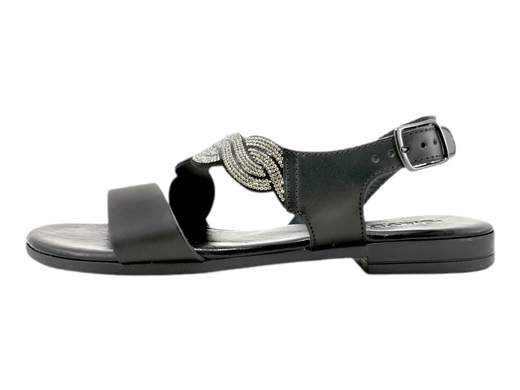 Scopri i Sandali Bassi Donna IGI&CO 5682600 Babila in pelle nera con strass, comodi e stilosi, su Laporta Calzature. Acquista ora!<br /><br />I Sandali Bassi Donna IGI&CO 5682600 Babila, disponibili su Laporta Calzature, offrono un perfetto equilibrio tra stile e comfort. <br />Realizzati in pelle nera con una fascia traversale impreziosita da intrecci di strass, questi sandali aggiungono un tocco di eleganza e originalità al tuo look. <br />Il comodo cinturino con fibbia e inserto elastico non visibile garantisce una calzata sicura, mentre il sottopiede imbottito in memory foam e rivestito in pelle offre un comfort eccezionale per tutto il giorno. <br />Il tacco basso di 1,5 cm e la suola leggera e flessibile rendono questi sandali ideali per un look sofisticato sia in città che in vacanza. <br />Orgogliosamente Made in Italy, rappresentano la qualità e l'artigianalità italiane. <br />Aggiungi un tocco di classe al tuo stile, acquista ora su Laporta Calzature!