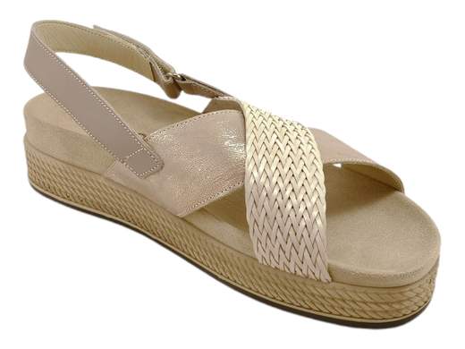 Scopri i Sandali Donna IGI&CO 5672722 in pelle metallizzata e intrecciata, comodi e pratici, su Laporta Calzature. Acquista ora!<br /><br />I Sandali Donna IGI&CO 5672722, disponibili su Laporta Calzature, sono perfetti per chi cerca comfort e stile per tutto il giorno. <br />La tomaia ad incrocio combina pelle metallizzata e pelle intrecciata color sabbia, creando un look moderno ed elegante. <br />Il comodo fondo platform di 3 cm in poliuretano leggero e flessibile garantisce un effetto ammortizzante per una camminata confortevole. <br />Il sottopiede in tessuto antiscivolo e il cinturino posteriore con chiusura a strappo assicurano una calzata stabile e pratica. <br />Made in Italy, questi sandali uniscono qualità e comodità, rendendoli ideali per l'uso quotidiano. <br />Aggiungi un tocco di eleganza al tuo stile, acquista ora su Laporta Calzature!