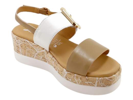 Sandali zeppa Susimoda 2465/25 con fascia regolabile e sottopiede PIUMA Gel. Comodi, leggeri e perfetti per ogni giornata. Scoprili subito!<br /><br />Cerchi dei sandali che dicano “comodità” già dal primo passo? I Susimoda 2465/25 ti capiscono al volo: due fasce in pelle, una regolabile con strappo e maxi fibbia decorativa (giusto per darsi un tono), per un’estate senza compromessi.<br /><br />Il vero protagonista? Il sottopiede in pelle PIUMA Gel, ultra imbottito e pensato per coccolare i piedi anche nelle giornate più lunghe. Camminare non è mai stato così piacevole.<br /><br />La zeppa bicolore da 5,5 cm è leggera e stabile, con un battistrada antiscivolo che ti fa sentire sicura in ogni passo, dal marciapiede alla passeggiata sul lungomare.<br /><br />Ideali per outfit giornalieri, momenti di relax o gite fuori porta. Insomma, quando la comodità è d’obbligo, loro sono la risposta.<br /><br />Lavorazione artigianale Made in Italy.<br />Provali ora: i tuoi piedi non vorranno più altro!